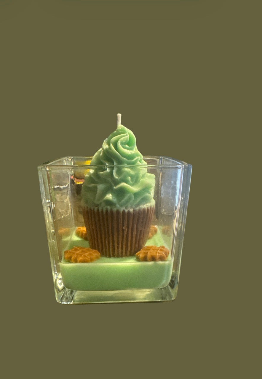 Mint and fudge cupcake candle