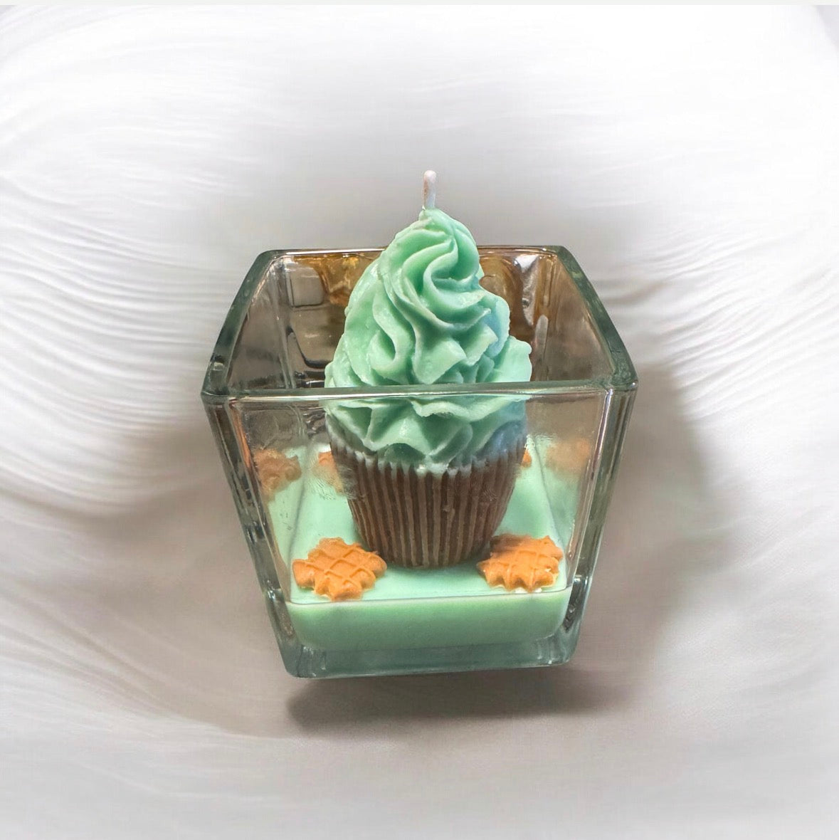 Mint and fudge cupcake candle